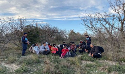 Ayvacık ve Ezinede 75 kaçak göçmen ile 5 organizatör yakalandı