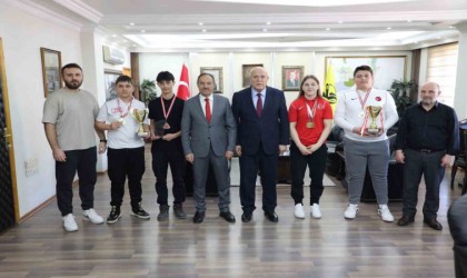 Başkan Pekmezci, başarılı sporcuları makamında kabul etti