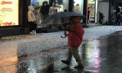 Batmanda dolu yağışı yolları beyaza bürüdü