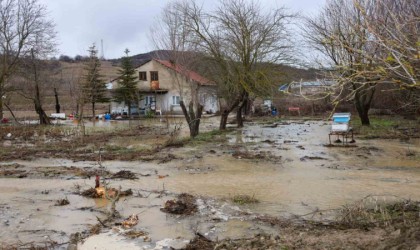 Bilecikte Karasu Deresi taştı, birçok tarım arazisi ve iki ev su altında kaldı