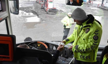 Bitlis polisi otobüslerde emniyet kemeri bilgilendirmesi yapıyor