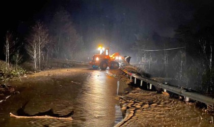 Borçkada sel hasara neden oldu, cemaat camide mahsur kaldı