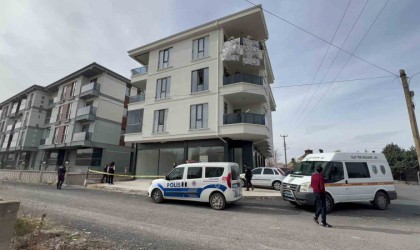 Cam balkon ustası montaj yaparken 3 kattan düşerek ağır yaralandı