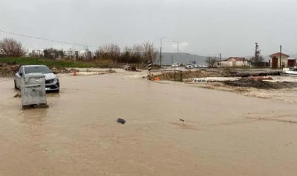 Çanakkale’de sağanak; Kepez Çayı taştı