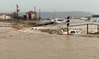 Çanakkalede sağanak yağış nedeniyle Kepez çayı taştı