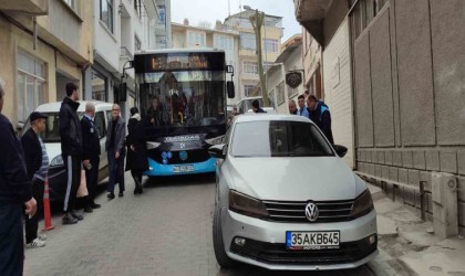 Dar sokakta hatalı park çilesi: Otobüsler kuyruk oluşturdu