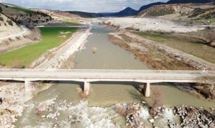 Depremde bazı noktaları zarar gören köprü yıkılma tehlikesi ile karşı karşıya