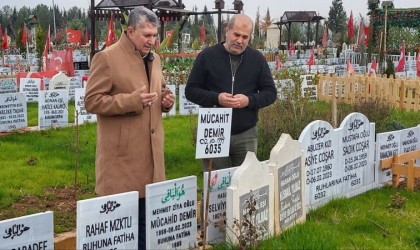 Depremin ilk gününden beri kayıp eşi ve oğlunu arıyor