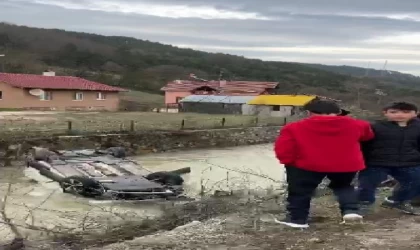 Dereye uçup ters dönen cipteki aileyi boğulmaktan vatandaşlar kurtardı