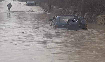 Elazığda yoğun yağış sonrası ev ve iş yerlerini su bastı, araçlar mahsur kaldı