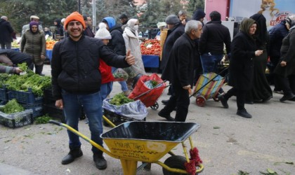 Engelli genç 9 yıldır geçimini pazar alışveriş torbalarını taşıyarak sağlıyor