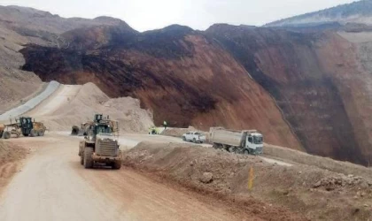 Erzincan’da altın madeninde toprak kayması (1)