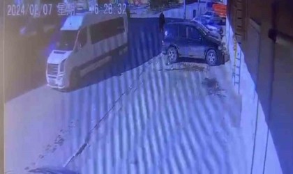 Geri giden minibüs yaşlı adamı ezdi, o anlar kameraya yansıdı