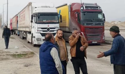 Gürbulak’ta kuyrukta bekleyen TIR şoförleri çözüm bekliyor