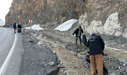 Hakkari şehir girişi çöplerden arındırıldı