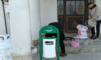 Hakkarinin dört bir yanına çöp kovası yerleştirildi