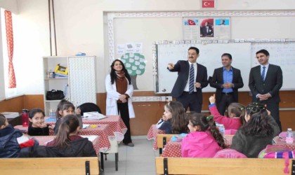 Hamur Kaymakamı Yıldırım, tiyatro, kan bağışı ve ziyaretlerle ilçede renkli günler yaşattı