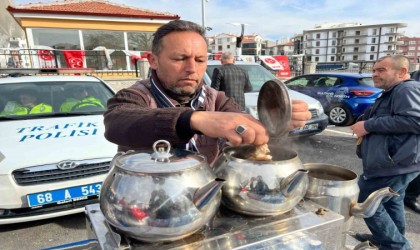 İhtiyaç sahiplerine burs ulaşsın diye kendi çocuğu için çay satıyor