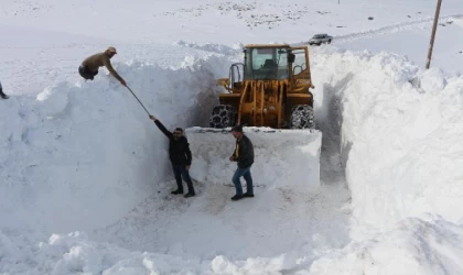 Kar kalınlığının 6 metreye ulaştığı Karlıova’da, kapalı yerleşim yeri yolu kalmadı