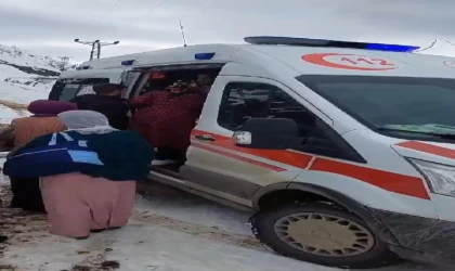 Kardan yolu kapanan köyde rahatsızlanan 40 günlük bebek için ekipler seferber oldu