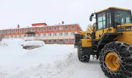 Karlıova’da 25 köy yolu kardan kapandı (2)