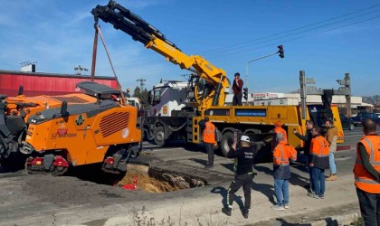 KGMnin iş makinesi düzeltmeye çalıştığı çukuru obruğa çevirdi