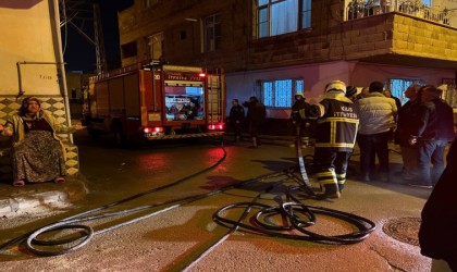 Kiliste yangın çıkan eve vatandaşlar kovalarla su taşıdı