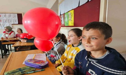 Kızılaydan Eleşkirtteki öğrencilere sürpriz ziyaret