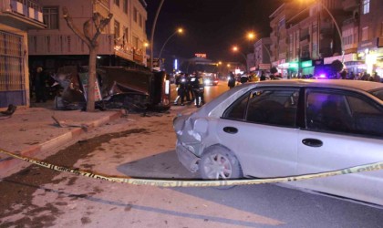 Kontrolden çıkan araç park halindeki otomobile çarparak devrildi: 2 yaralı