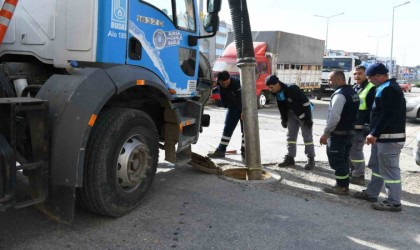 Lapsekide kanalizasyon temizliği hız kesmeden devam ediyor