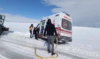 Malazgirtte ambulans yoldan çıktı