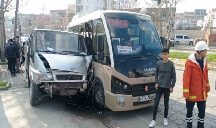 Mardinde 2 minibüs çarpıştı: 6 yaralı