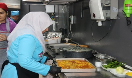 Mardinde sığınmacı, depremzede ve kadınların başarısı için restoran açıldı