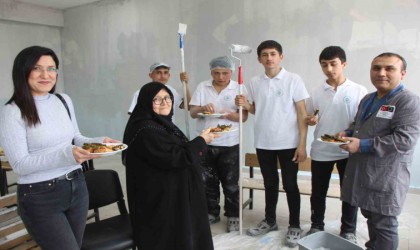 Okulu boyamaya gelen öğrencileri şehit evladının en sevdiği yemekle karşıladı