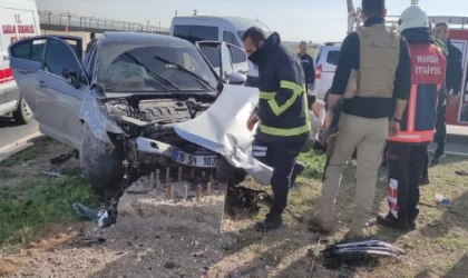 Otomobille hafif ticari araç çarpıştı: 1’i bebek, 6 yaralı