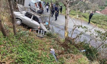 Rize’de yamaçtaki ağaca çarpan otomobilden fırlayan sürücü öldü