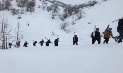 Şemdinlili gençler, kendi yaptıkları tahta kayaklarla kayıyor