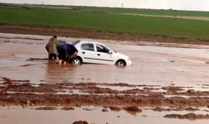 Siverekte sele kapılan otomobil kepçe yardımıyla kurtarıldı