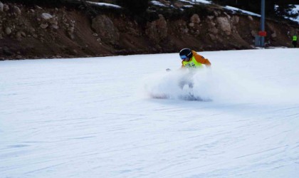 Snowboard Türkiye Şampiyonası Ergan Dağında başladı