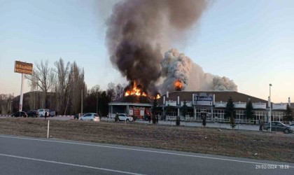 Sorgunda dinlenme tesisi alev alev yandı