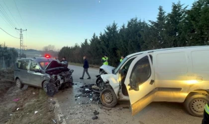 Tekirdağ’da iki hafif ticari araç çarpıştı; 4 yaralı