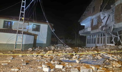 Tokat Günebakan köyünde cami minaresi evin üzerine devrildi