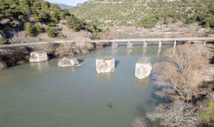 Tokat ile Amasyayı birbirine bağlayan tarihi köprüden geriye sadece ayakları kaldı