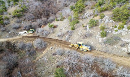 Tokatta heyelan nedeniyle ikiye ayrılan köyün ulaşımı için çalışmalar sürüyor