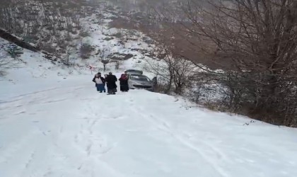 Tokatta karlı yolda tır mahsur kaldı, kayan aracı ise uçuruma düşmekten ağaç kurtardı