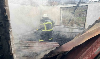 Tokatta tek katlı ev çıkan yangında kullanılamaz hale geldi