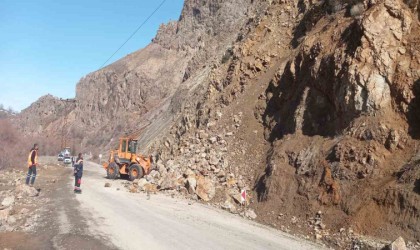 Tunceli-Erzincan karayolunda heyelan