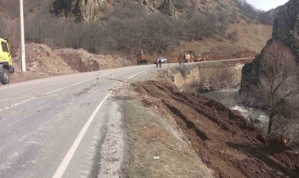 Tuncelide devrilen tankerden çaya akan bitüm temizlendi