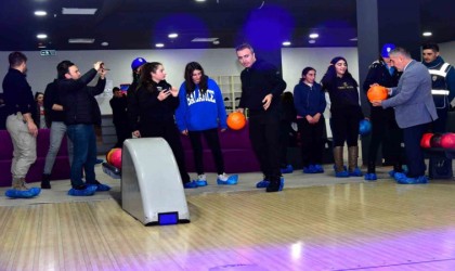 Vali Çiçek öğrencilerle bowling oynadı