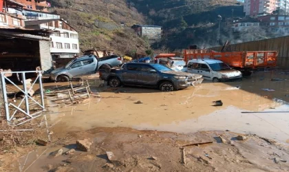 Vali Ünsal: Borçka’daki sel ve heyelan sonrası 21 konut tedbir amaçlı boşaltıldı